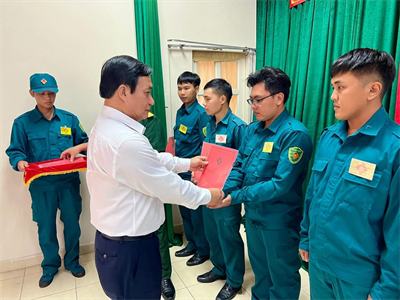 Ban CHQS Quận 7: Trao quyết định công nhận hoàn thành nghĩa vụ dân quân thường trực