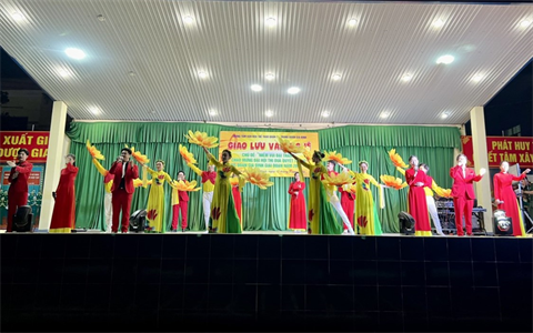 Trung tâm Văn hóa - Thể thao Quận 7 biểu diễn văn nghệ tại Trung đoàn Gia Định