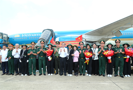 Nữ du kích miền Nam xuất quân tham gia diễu binh kỷ niệm Chiến thắng Điện Biên Phủ