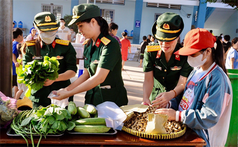 Hội phụ nữ Trung đoàn 4 tham gia phiên “Chợ Chai” năm 2024