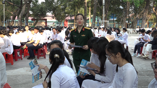 Bộ CHQS tỉnh Bình Dương tư vấn, tuyên truyền tuyển sinh quân sự