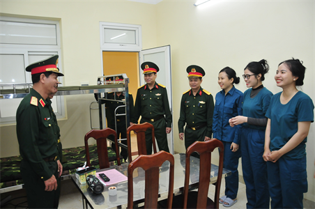 Thiếu tướng Lê Ngọc Hải kiểm tra, động viên khối nữ dân quân tham gia diễu binh, diễu hành kỷ niệm Chiến thắng Điện Biên Phủ