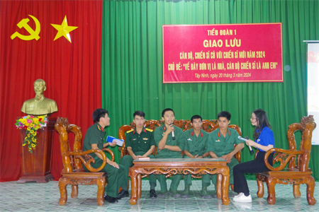 Giao lưu giữa cán bộ, chiến sĩ nhập ngũ năm 2023 với chiến sĩ mới