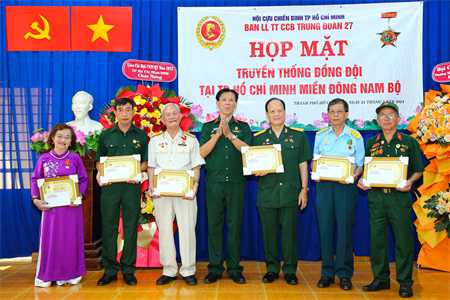 Ban liên lạc truyền thống Trung đoàn 27 gặp mặt, tri ân đồng đội