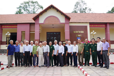 Cựu chiến binh Sư đoàn 7, Quân đoàn 4 dâng hương, dâng hoa kỷ niệm 52 năm Chiến thắng Chốt chặn Tàu Ô