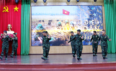 Bộ CHQS tỉnh Bình Dương tập huấn các vũ điệu trong sinh hoạt tập thể cho bộ đội
