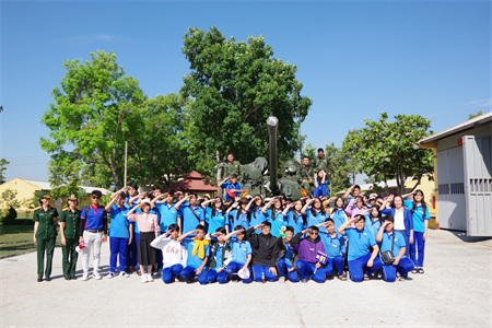 Học sinh Trường THCS Trần Phú tham quan, học tập tại Lữ đoàn 26