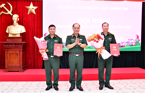 Thường vụ Đảng ủy Cục Chính trị Quân khu 7 công bố, trao quyết định cán bộ