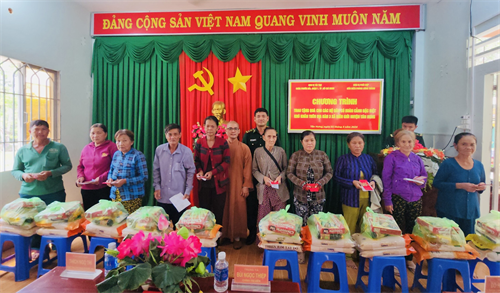 Phối hợp thăm, tặng quà các gia đình khó khăn trên địa bàn biên giới tỉnh Long An