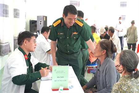 Nghĩa tình thầy thuốc Quân y với người dân Phú Yên