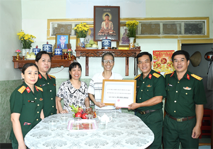 Lữ đoàn 23 thăm, tặng quà quân nhân mắc bệnh hiểm nghèo và Anh hùng LLVT nhân dân