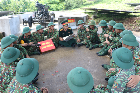 Phê phán “tư duy lối mòn” của một số cán bộ, sĩ quan trẻ