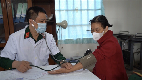 ​Bộ đội quân khí chăm sóc sức khỏe người dân Lâm Đồng