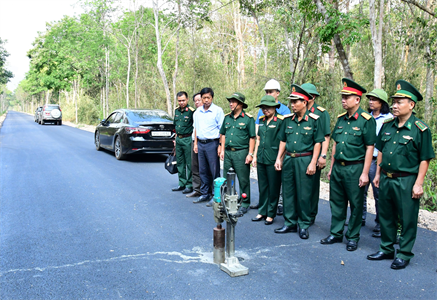 Bộ Tư lệnh Quân khu 7 nghiệm thu đường tuần tra biên giới trên địa bàn huyện Tân Châu, tỉnh Tây Ninh