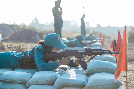 Ban Chỉ huy quân sự huyện Mộc Hóa tổ chức bắn đạn thật