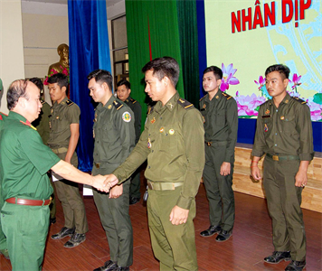 Bộ CHQS tỉnh Bình Dương và Trường Sĩ quan Công binh thăm, tặng quà học viên Lào và Campuchia