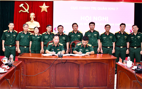 Bàn giao chức vụ Bí thư chi bộ Phòng Chính sách