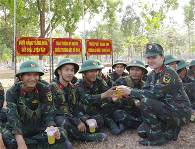 Nghĩa tình trên thao trường “đất thép”