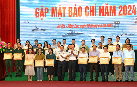 Vùng 2 Hải quân đẩy mạnh phối hợp tuyên truyền với các cơ quan báo chí