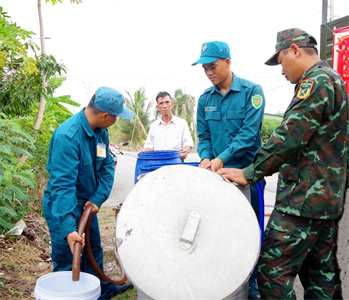 Bộ đội Long An cung cấp nước sạch đến người dân vùng hạn mặn