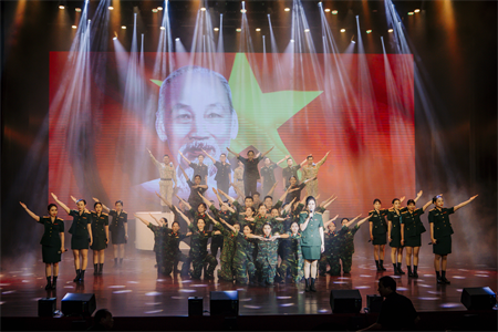 Chiến sĩ Blouse trắng tỏa sáng dưới ánh đèn sân khấu