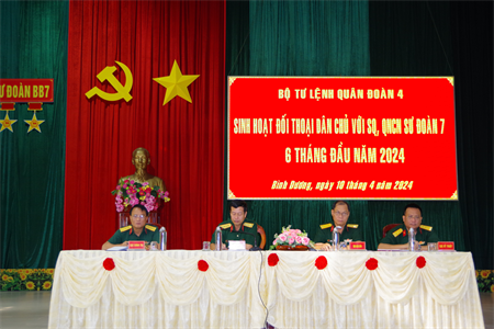 Bộ Tư lệnh Quân đoàn 4 đối thoại dân chủ với sĩ quan, quân nhân chuyên nghiệp Sư đoàn 7