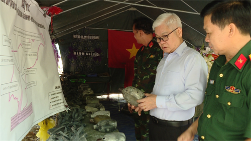 Bí thư Tỉnh ủy Bình Dương Nguyễn Văn Lợi kiểm tra công tác quy tập hài cốt liệt sĩ tại ấp Chòi Dúng, xã Bình Mỹ, huyện Bắc Tân Uyên