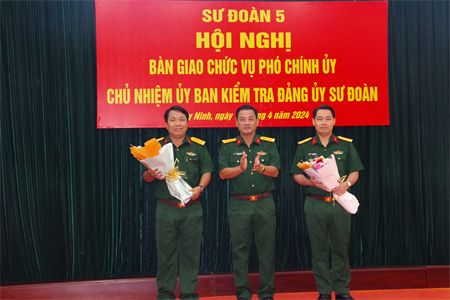 Bàn giao chức vụ Phó Chính ủy Sư đoàn 5
