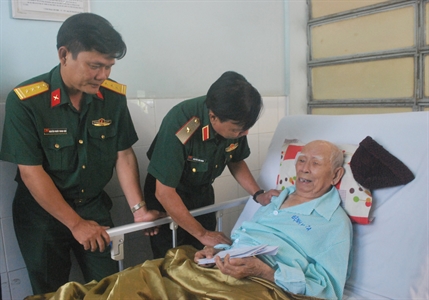Cục Chính trị Quân khu 7 thăm sức khỏe cụ Tô Đình Cắm
