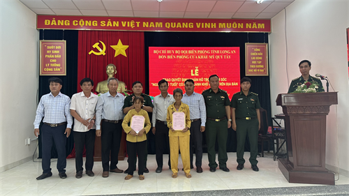 Đồn Biên phòng cửa khẩu Mỹ Quý Tây trao Quyết định nhận hỗ trợ, chăm sóc người cao tuổi