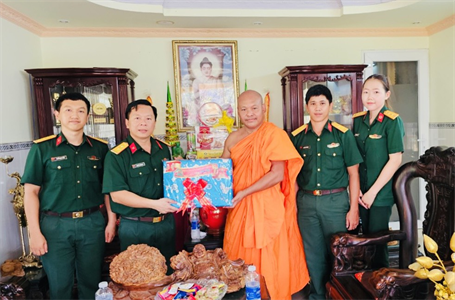Ban CHQS thành phố Vũng Tàu chúc mừng Tết cổ truyền Chol Chnam Thmay tại chùa Nam Sơn