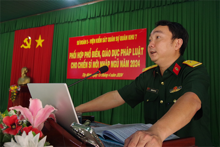 Sư đoàn 5 phối hợp phổ biến, giáo dục pháp luật cho chiến sĩ mới nhập ngũ năm 2024