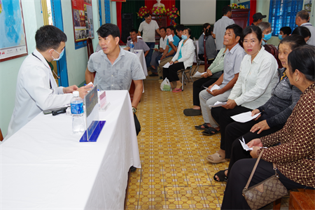 Bác sĩ bộ đội chăm sóc sức khỏe bà con dân trên đảo