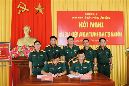 Bàn giao chức trách, nhiệm vụ Đoàn trưởng Đoàn Kinh tế - Quốc phòng Lâm Đồng