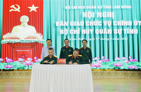 Bàn giao chức vụ Chính ủy Bộ Chỉ huy quân sự tỉnh Lâm Đồng