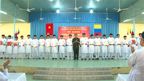 Bế giảng lớp bồi dưỡng kiến thức quốc phòng và an ninh cho chức sắc, chức việc tôn giáo Cao Đài