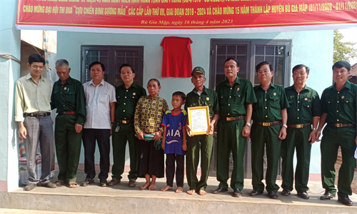 Trao tặng nhà Nghĩa tình Cựu chiến binh