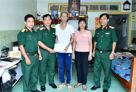 Lữ đoàn 23 thăm, tặng quà quân nhân mắc bệnh hiểm nghèo