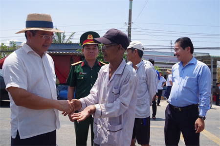 Bí thư Tỉnh ủy, Chủ tịch HĐND tỉnh Long An thăm, động viên người dân vùng hạn mặn