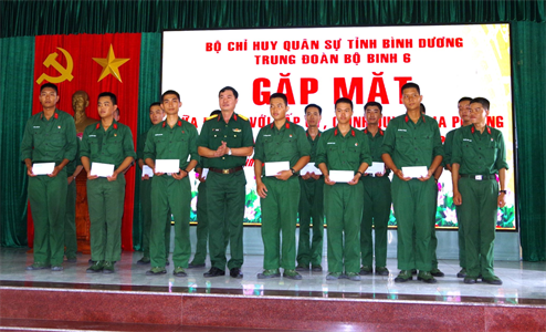 Bộ CHQS tỉnh Bình Dương gặp mặt đơn vị với cấp ủy, chính quyền địa phương và gia đình chiến sĩ mới