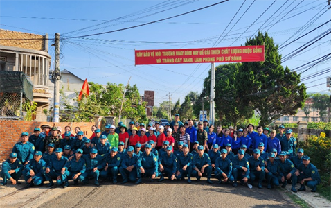 Trung đoàn 994 phối hợp vệ sinh môi trường