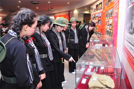 Khối du kích miền Nam tham quan địa danh lịch sử tại tỉnh Điện Biên