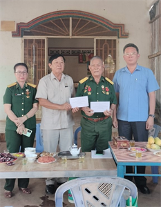 Thăm tặng quà chiến sĩ Điện Biên