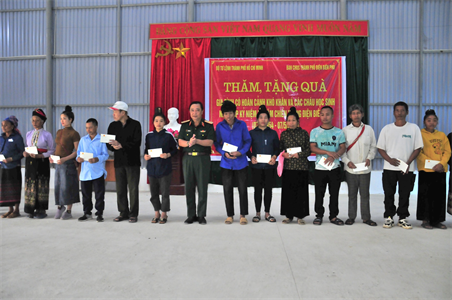 Bộ Tư lệnh Thành phố Hồ Chí Minh thăm, tặng quà tại tỉnh Điện Biên
