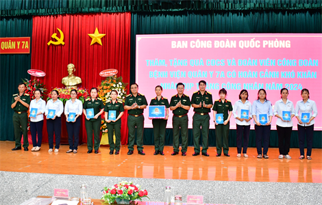 Ban Công đoàn Quốc phòng thăm, tặng quà Công đoàn cơ sở và đoàn viên công đoàn Bệnh viện Quân y 7A