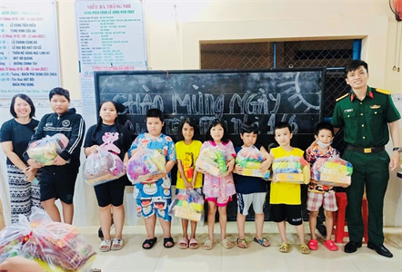 Mô hình “Thầy giáo dạy tiếng Anh với lớp học tình thương” của Thượng úy Trần Quang Huy