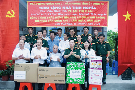 Văn phòng Quân khu 7 và Văn phòng Tỉnh ủy Long An trao nhà tình nghĩa