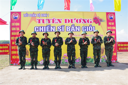 Tiểu đoàn 1, Trường bắn Quốc gia Khu vực 3 tổ chức kiểm tra bắn đạn thật súng Tiểu liên AK bài 1 cho chiến sĩ mới