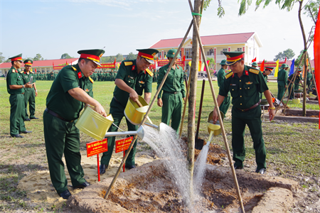 Sư đoàn 5 phát động trồng cây đời đời nhớ ơn Bác Hồ
