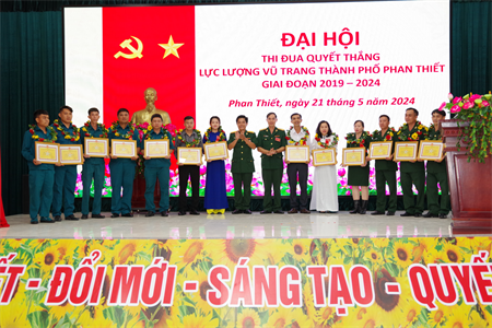 LLVT thành phố Phan Thiết tôn vinh 14 tập thể, 25 cá nhân điển hình tiên tiến